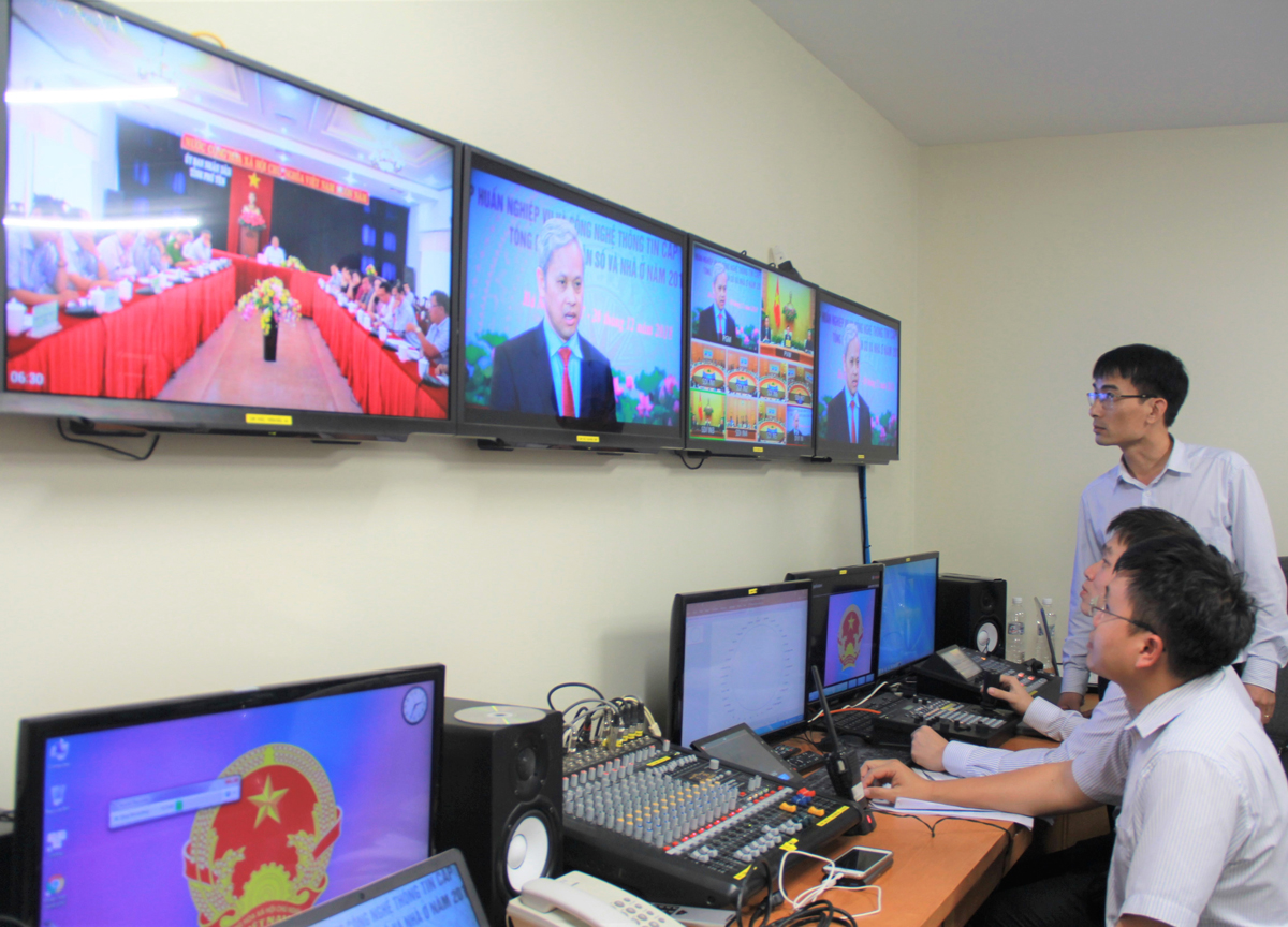 Các kỹ sư của VNPT trực kỹ thuật phục vụ Hội nghị truyền hình trực tuyến  với 774 điểm cầu tới UBND cấp huyện