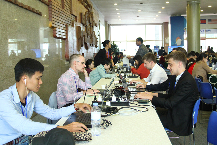Các phóng viên trong nước và quốc tế tác nghiệp tại Trung tâm Báo chí Quốc tế