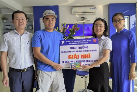 Bà Nguyễn Thị Yên Hương, Giám đốc Phòng Bán hàng Khu vực 8 – TTKD VNPT Hà Nội trao thưởng cho khách hàng MyTV 